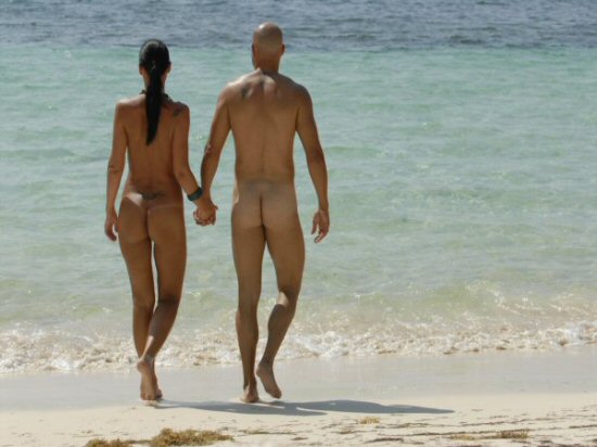 DesireCun_CoupleBeach.JPG